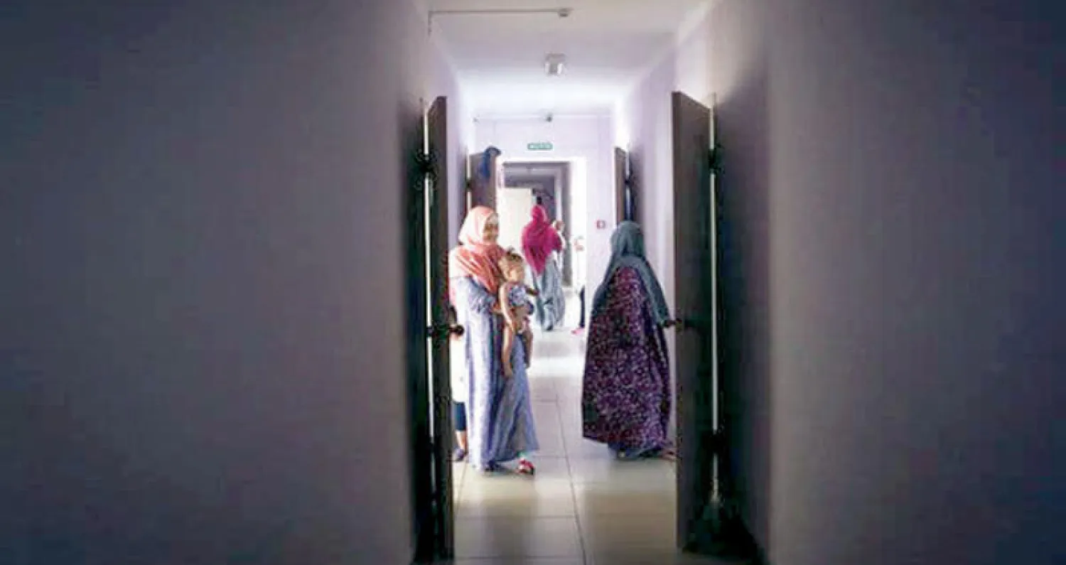 نساء «داعش» الكازاخستانيات مع أطفالهن في مركز إعادة التأهيل المزود بأطباء وعلماء نفس (نيويورك تايمز)