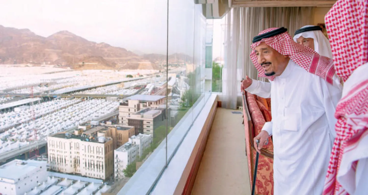 خادم الحرمين الشريفين بعد وصوله إلى مشعر منى للإشراف على راحة الحجيج أمس (واس)