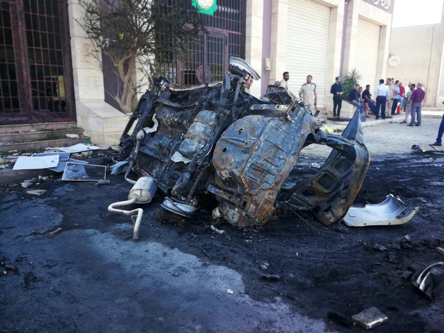 آثار انفجار سيارة ملغومة في بنغازي (أرشيفية - أ.ف.ب)