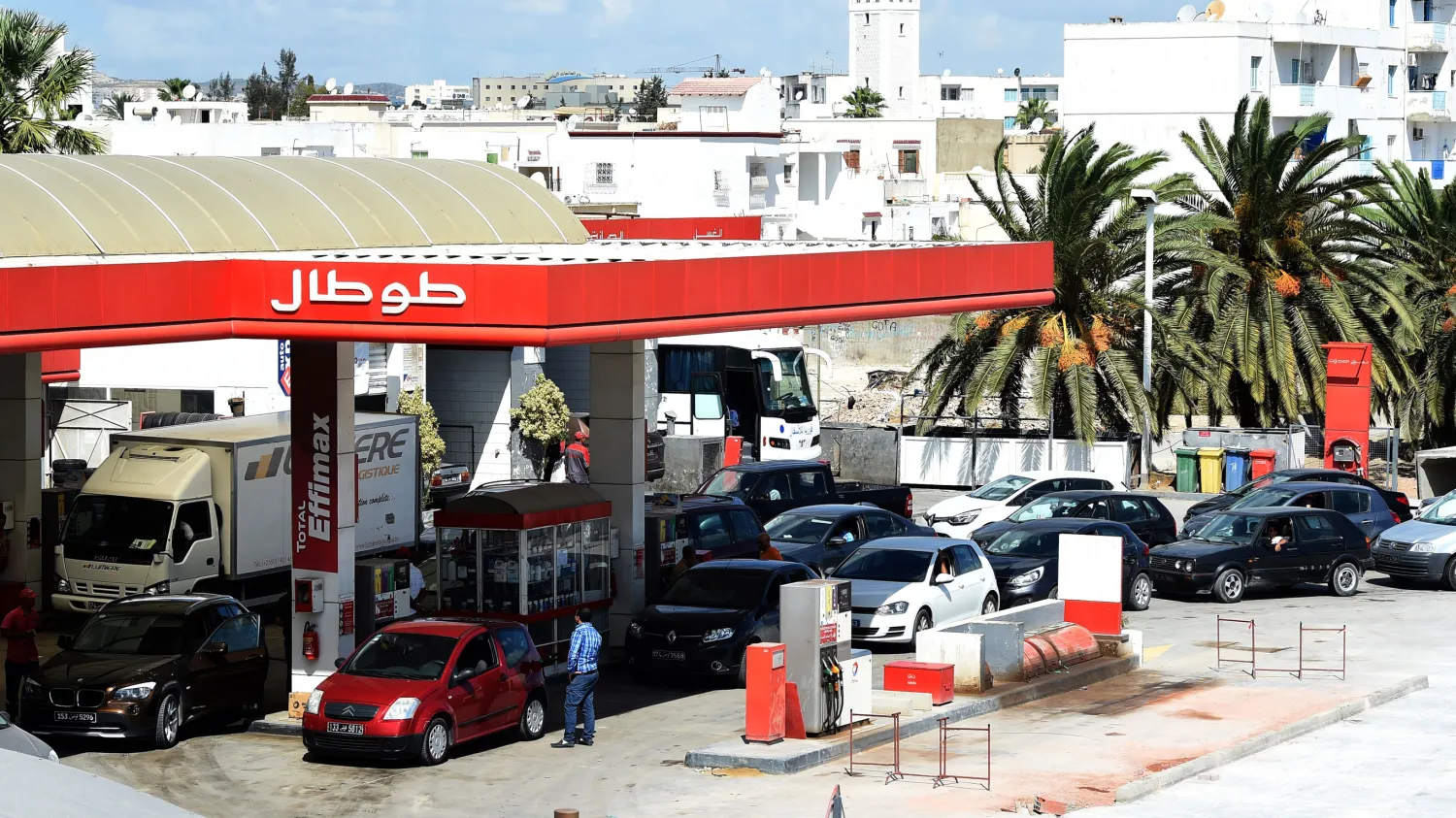 Tunisian motorists line up at a gas station in Tunis, Tunisia (File Photo: AFP)
