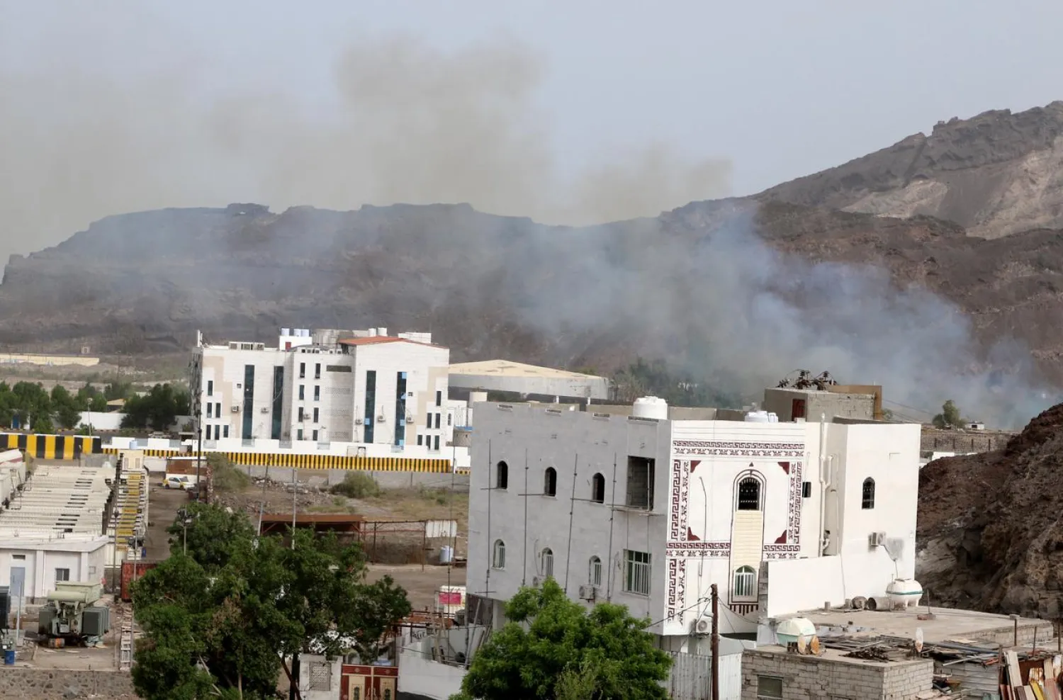 Smoke rises during clashes in Aden, Yemen August 8, 2019. (Reuters)