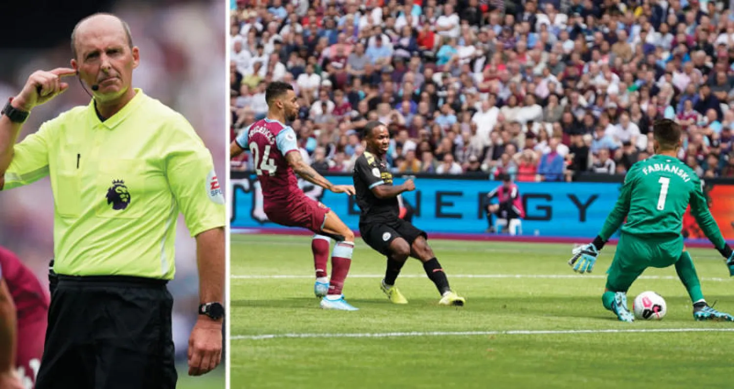 هدف من أهداف سترلينغ الثلاثة يهز شباك وستهام (إ.ب.أ)  -  الحكم مايك دين يستخدم تقنية الفيديو في لقاء سيتي ووستهام (إ.ب.أ)