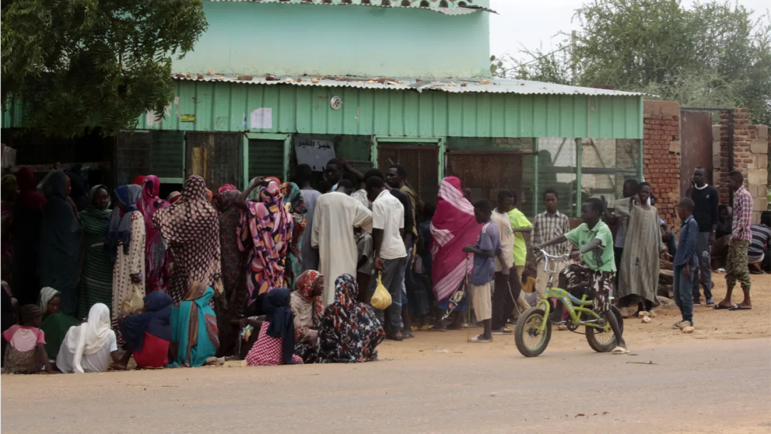 People stand in a queue on July 31, 2019 outside a bakery in el-Obeid, Sudan (File Photo / AFP)