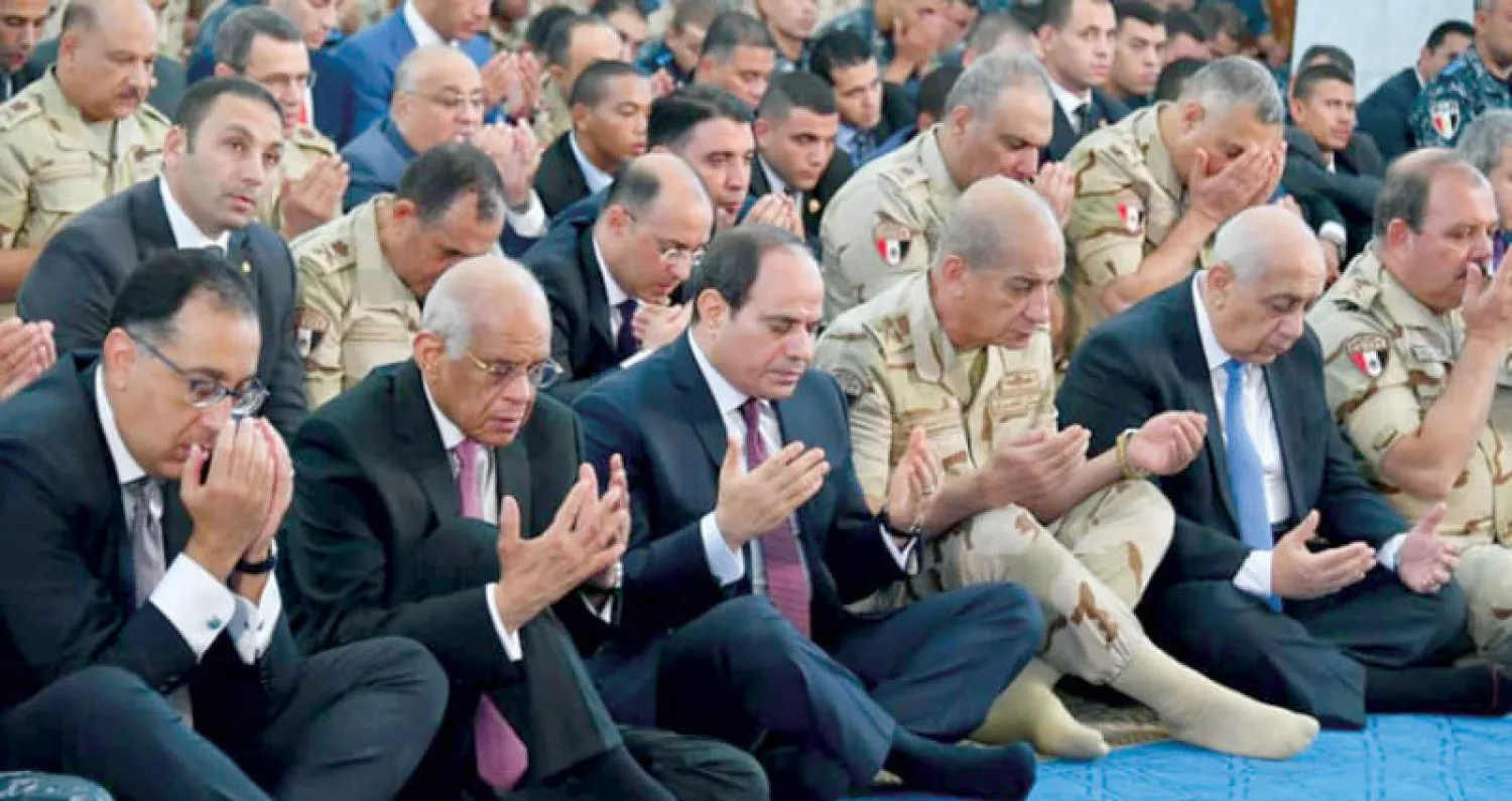 الرئيس السيسي يؤدي صلاة عيد الأضحى بمسجد «الماسة» بمدينة العلمين الجديدة (شمال البلاد) أمس (الرئاسة المصرية)