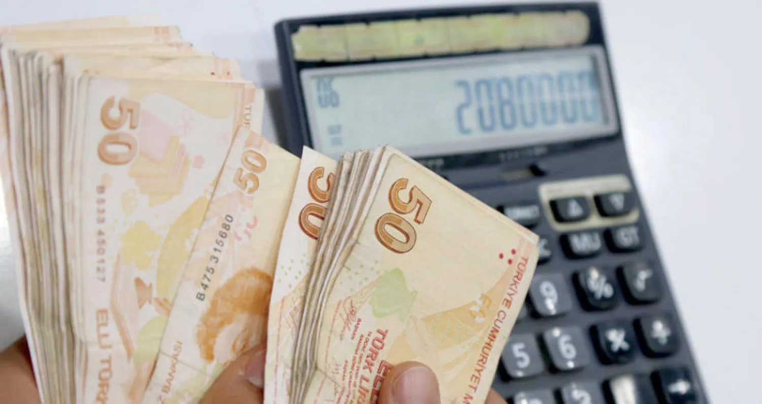 تحسنت الليرة التركية نسبياً مقابل الدولار مع تراجع التوترات السياسية مع واشنطن (رويترز)