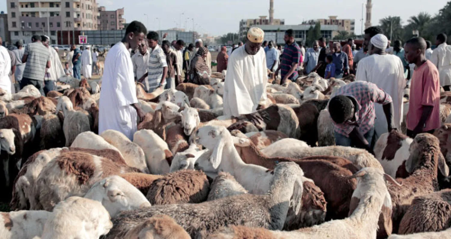 السودانيون يحتفلون بأول أعيادهم بعد سقوط حكم البشير (أ.ف.ب)