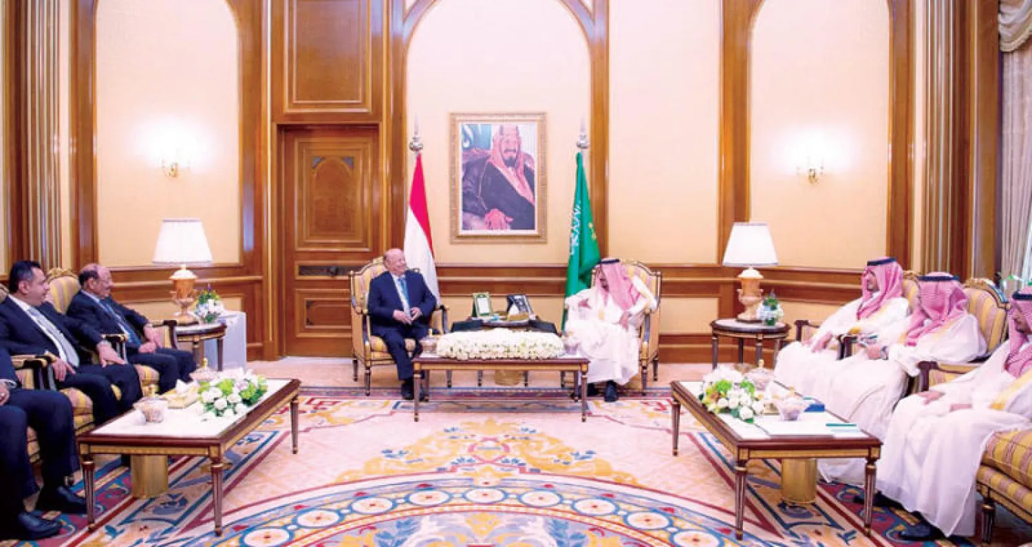 خادم الحرمين الشريفين لدى استقباله الرئيس اليمني في الديوان الملكي بقصر منى أمس (واس)
