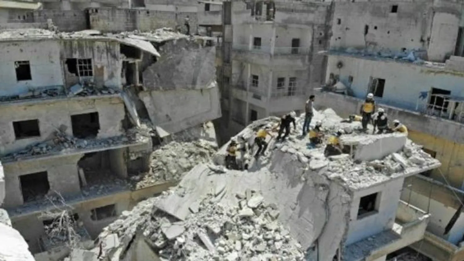 ركام مبنى في إدلب تعرض لقصف من طائرات تابعة للنظام السوري (أ.ف.ب)