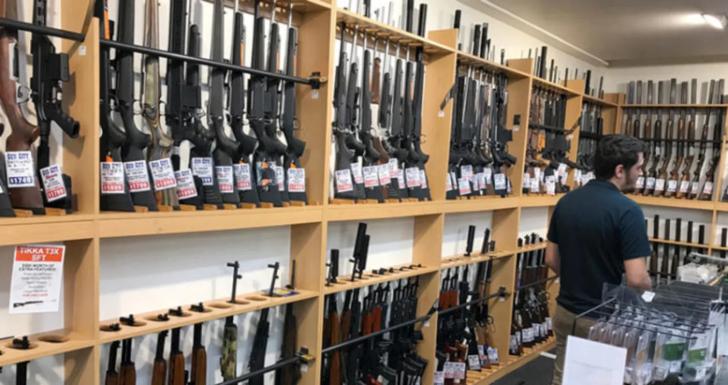 متجر لبيع الأسلحة النارية في منطقة «كرايستشيرش» بنيوزيلندا (رويترز)