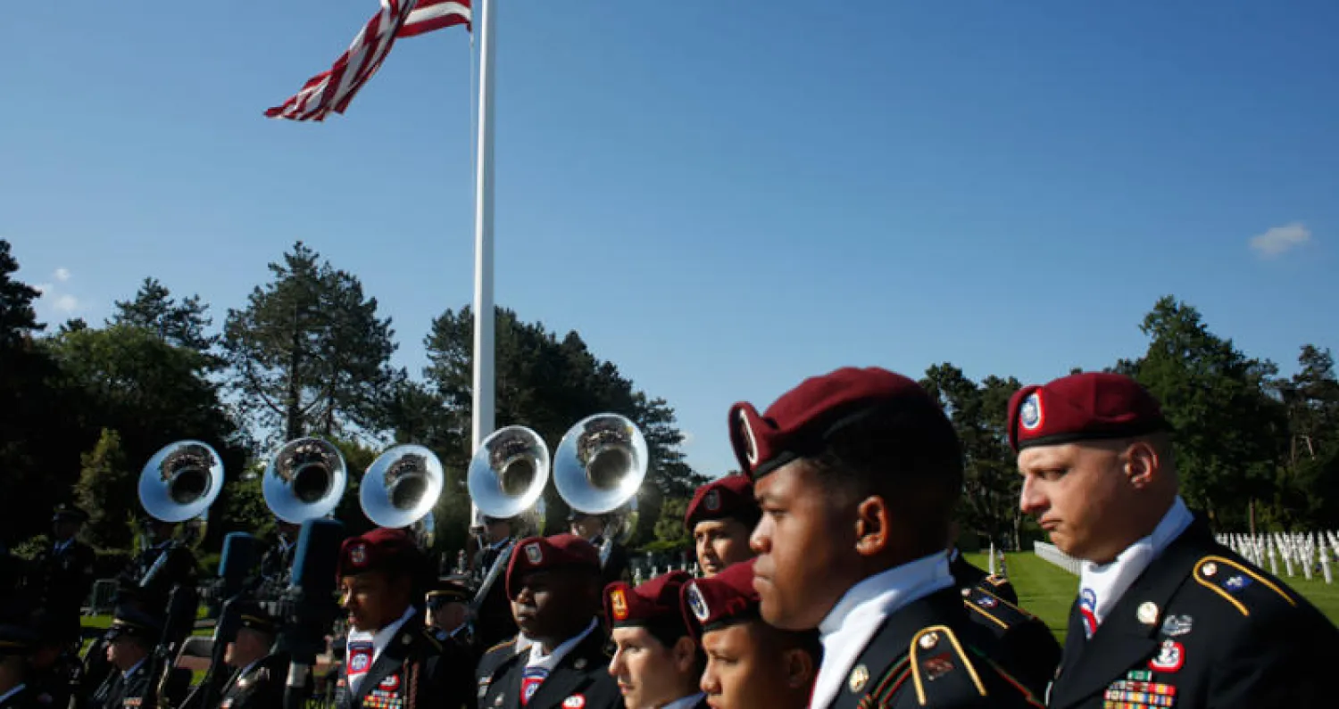 قوات أميركية متمركزة في ألمانيا خلال احتفالات الحلفاء في إنزال النورماندي (أ.ب)