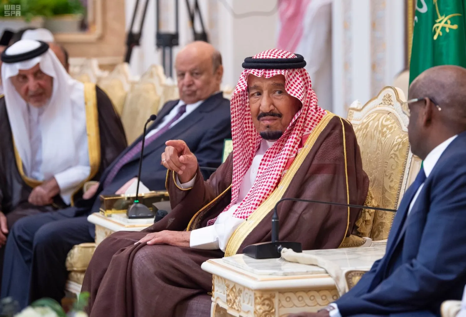 King Salman receives dignitaries who performed the Hajj. (SPA)