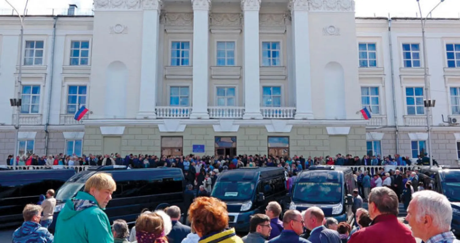 روس يجتمعون لتشييع الخبراء النوويين الذين قضوا في الانفجار في ساروف أول من أمس (أ.ب)