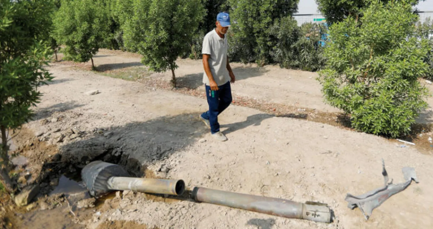 عراقي يعاين أمس بقايا صاروخ تطايرت بعد انفجار في مستودع أسلحة جنوب بغداد مساء أول من أمس (رويترز)