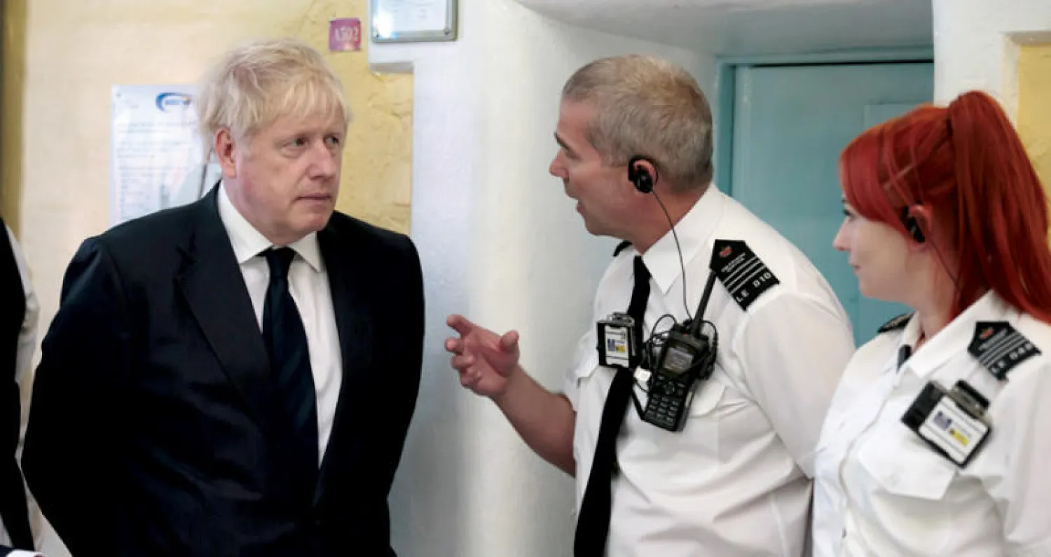 جونسون لدى زيارته سجناً في ليدز أول من أمس (رويترز)