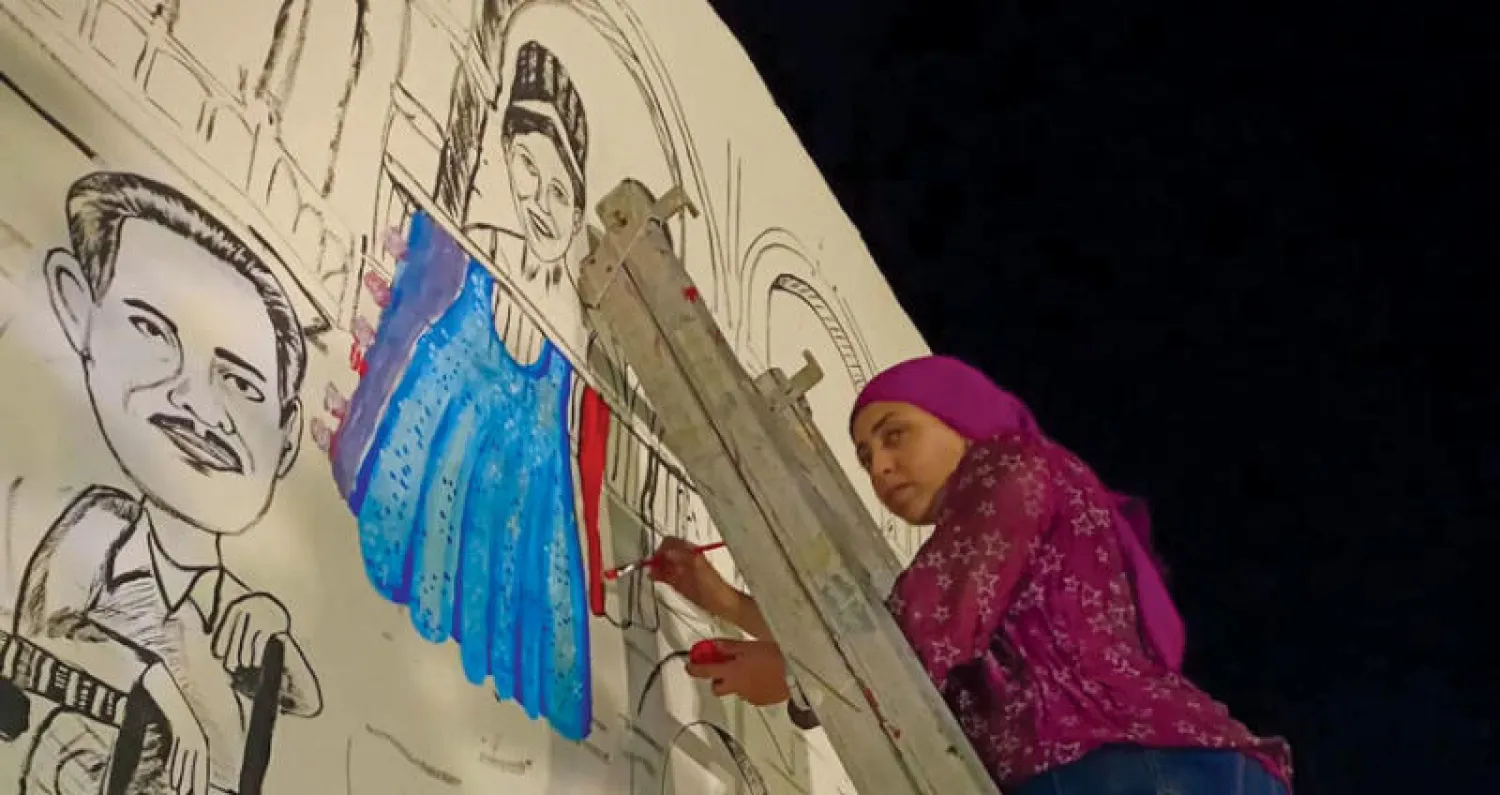 طالبة فنون جميلة تطوّعت للمشاركة في رسم الجداريات