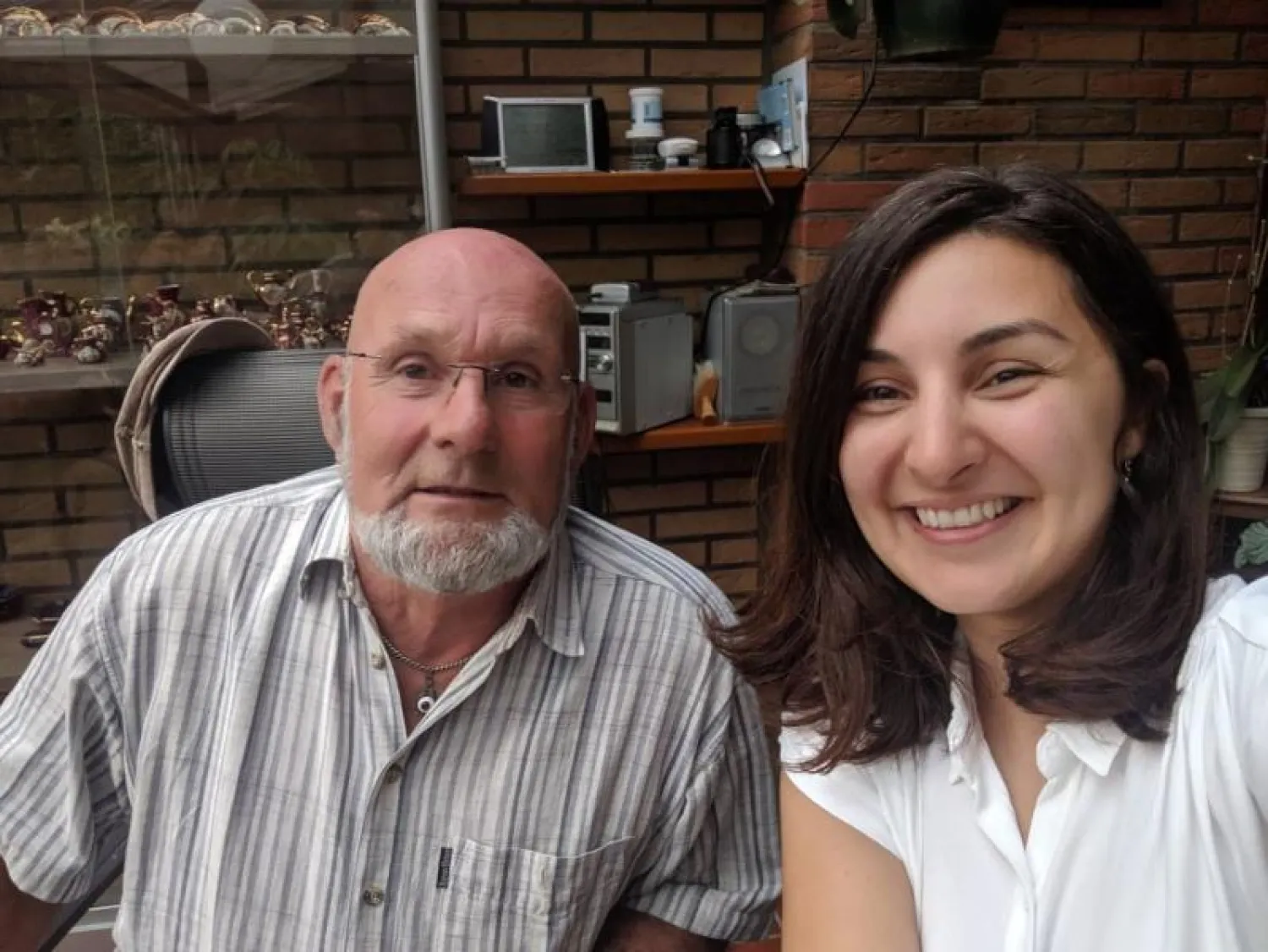 صورة نشرتها ميفان بابكر على «تويتر» بعد لقائها بالرجل أمس