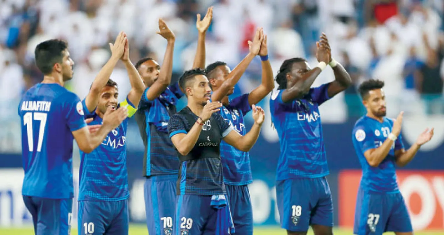 لاعبو الهلال يحيّون جماهيرهم بعد التأهل الآسيوي (تصوير: سعد العنزي)