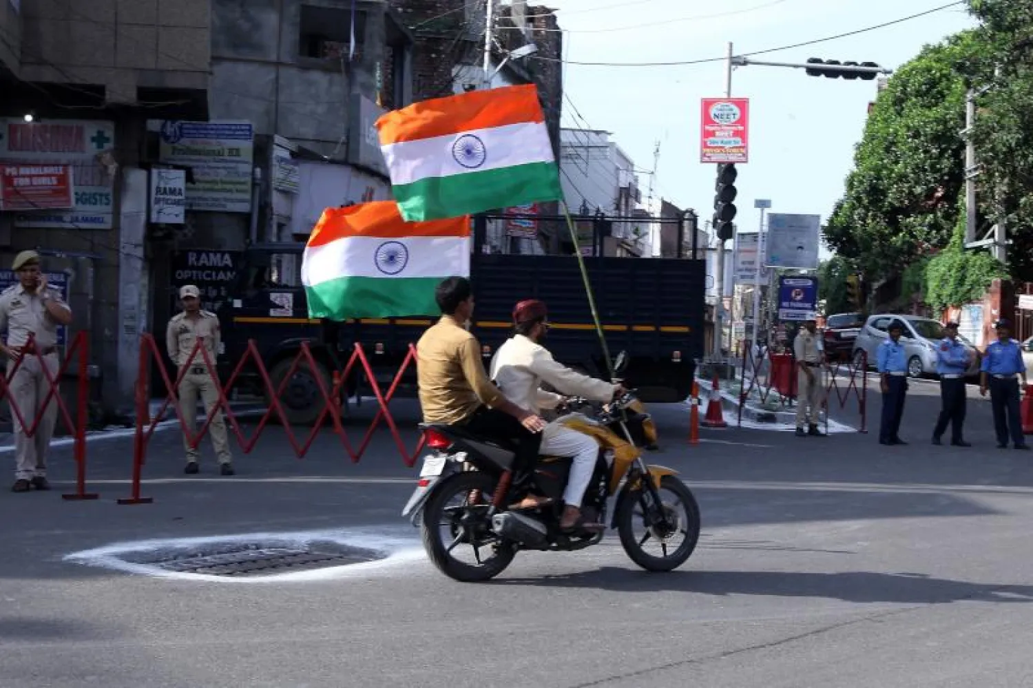 رجلان هنديان يحملان الأعلام الوطنية على دراجتهما النارية في أحد شوارع جامو احتفالاً بعيد الاستقلال (وكالة الصحافة الفرنسية أ.ف.ب)