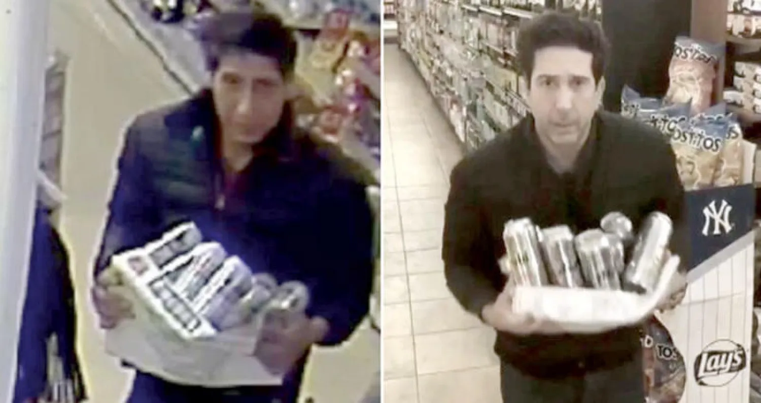 الممثل الأميركي ديفيد شويمر (يمين) يحاول تقليد تصرفات اللص المشتبه به في مقطع الفيديو