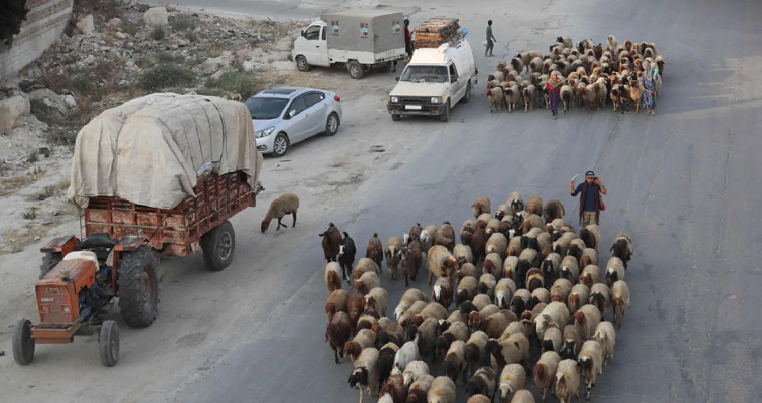  عائلات تنزح من جنوب إدلب وشمال حلب بسبب المعارك التي يشنها النظام على المنطقة (أ.ف.ب) 
