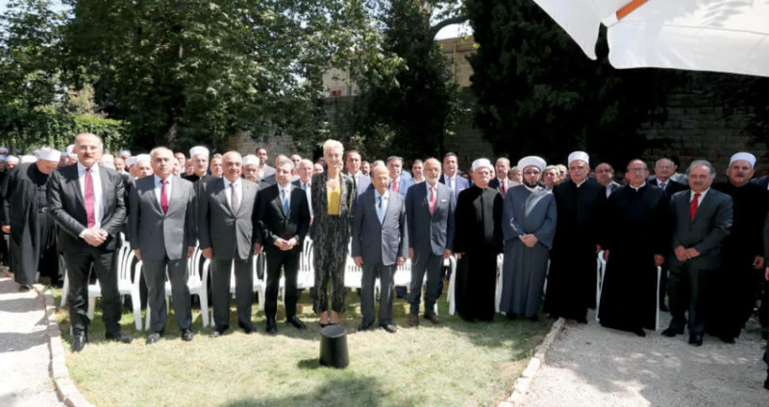 الرئيس ميشال عون متوسطاً داليا جنبلاط والوزيرين أكرم شهيب ووائل أبو فاعور مع وفد «الحزب الاشتراكي» الذي زاره في قصر بيت الدين أمس (الشرق الأوسط)