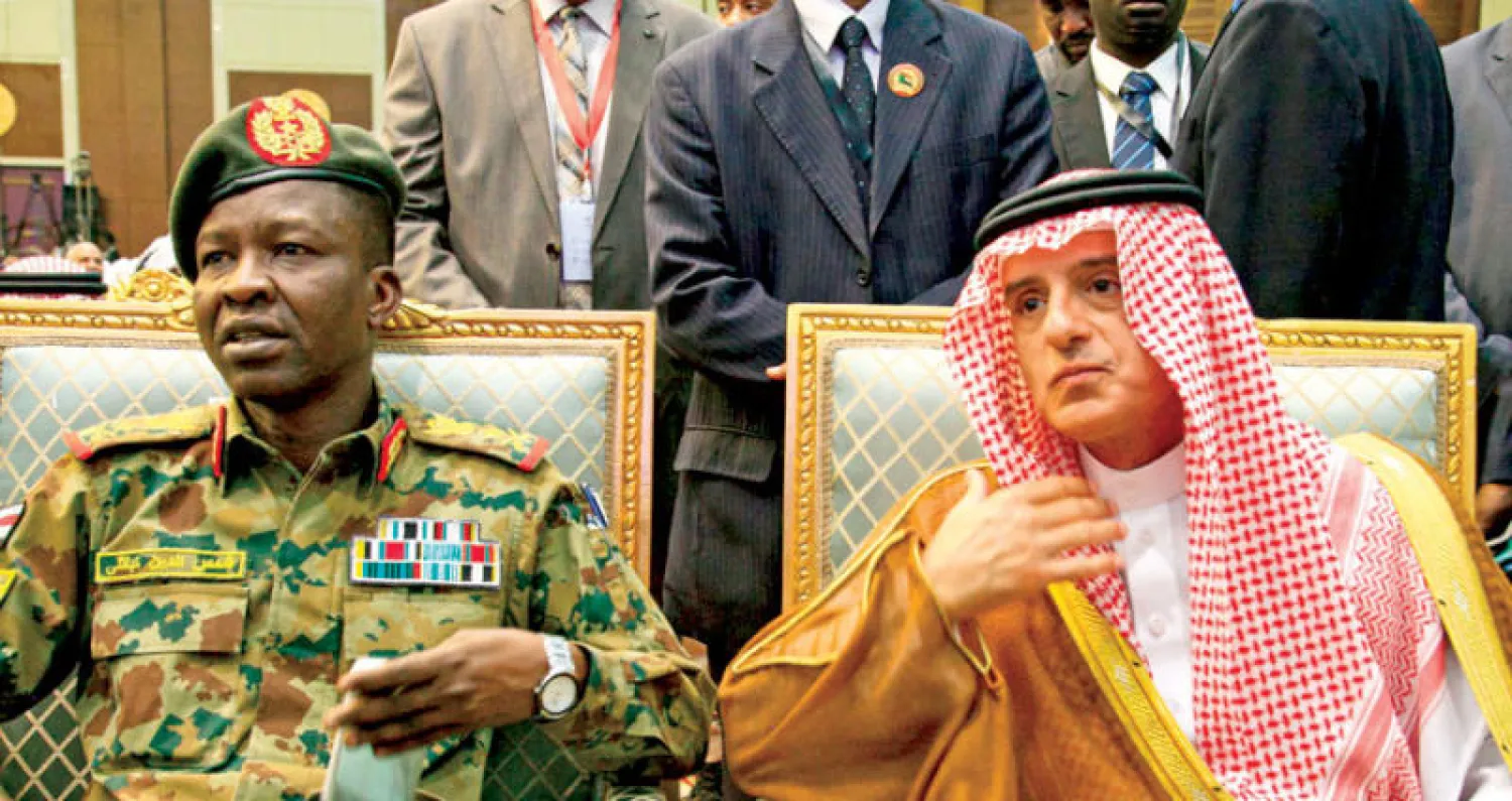 وزير الدولة للخارجية السعودي عادل الجبير بجانب الفريق شمس الدين الكباشي عضو المجلس العسكري (أ.ف.ب)