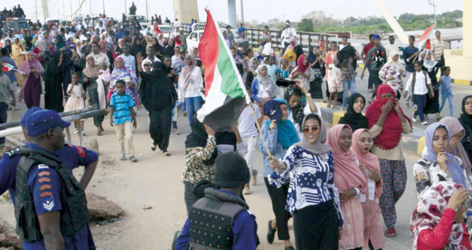 جانب من الاحتفالات الشعبية في الخرطوم أمس (أ.ف.ب)