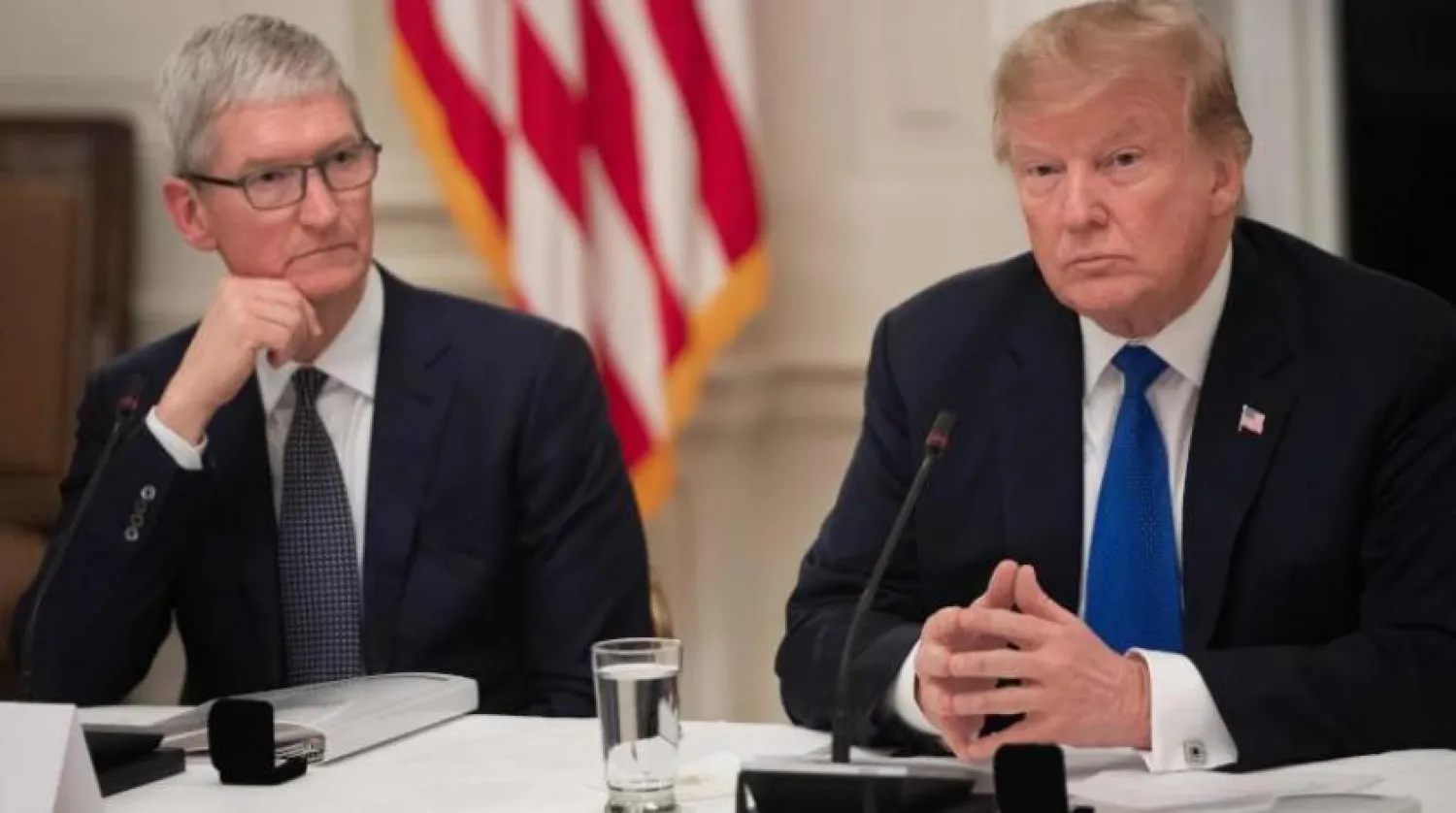 ABD Başkanı Donald Trump’ın, Apple’ın CEO'su Tim Cook ile olan görüşmesinden bir kare (AFP)