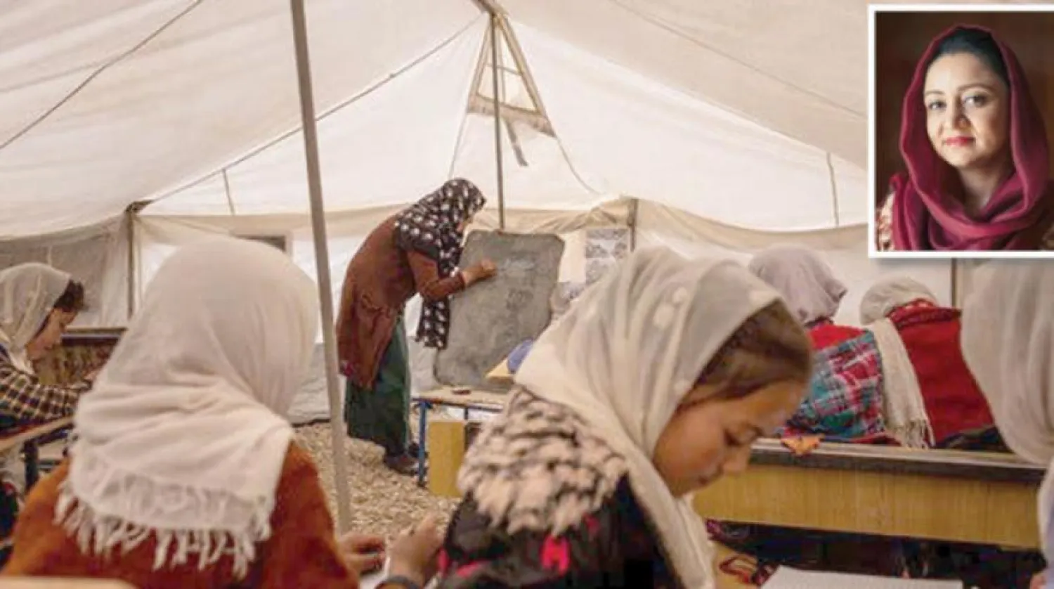 Taliban ile yapılan savaşta okulları yıkılan Afgan çocuklar, bir kampta ders görürken (The New York Times) – (Sağ üst çerçevede: Afganistanlı Büyükelçi Ruya Rahmani (The New York Times)