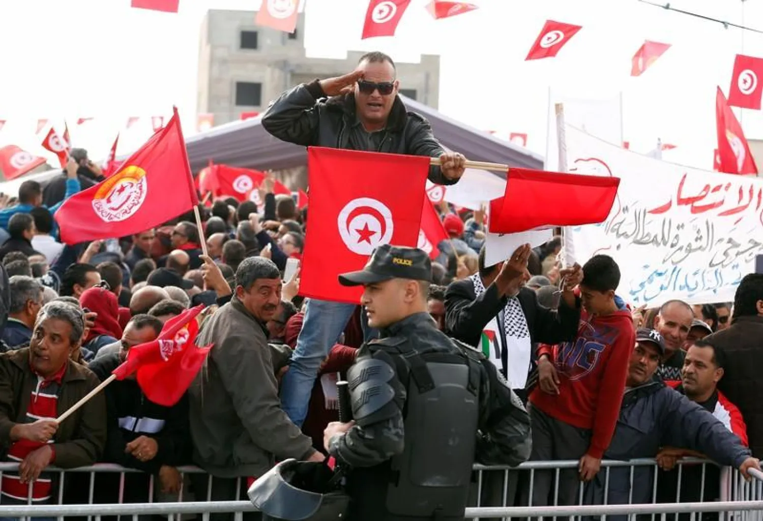 People attend a protest against the government's refusal to raise wages in Tunis, Tunisia November 22, 2018. REUTERS/Zoubeir Souissi