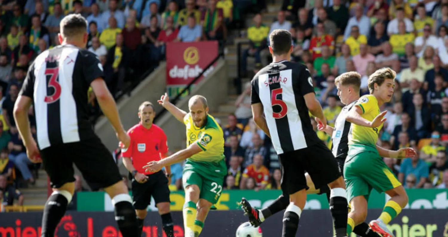 تيمو بوكي لاعب نوريتش يسدد نحو مرمى نيوكاسل مبهراً بتسجيل 4 أهداف في أول مرحلتين (رويترز)