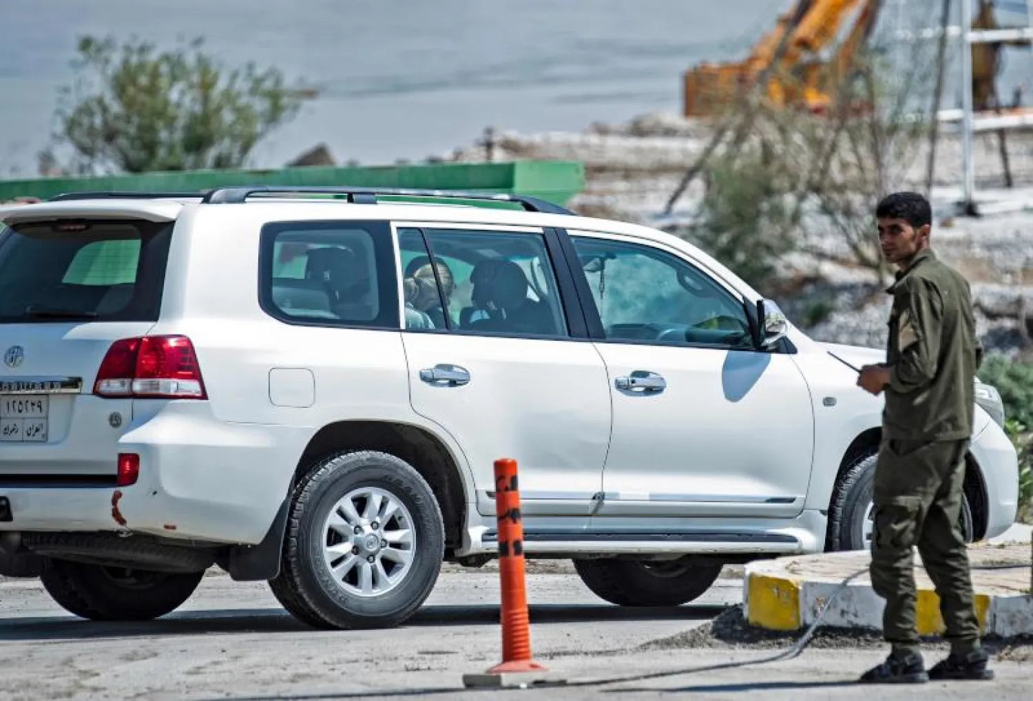 تسليم 4 أطفال ألمان يتامى من عائلات «داعش» لوفد من الحكومة الألمانية في معبر سيمالكا مع إقليم كردستان العراق (أ.ف.ب)