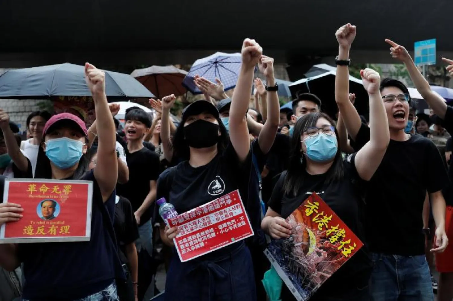 المتظاهرون الداعمون للديموقراطية في هونغ كونغ (رويترز)