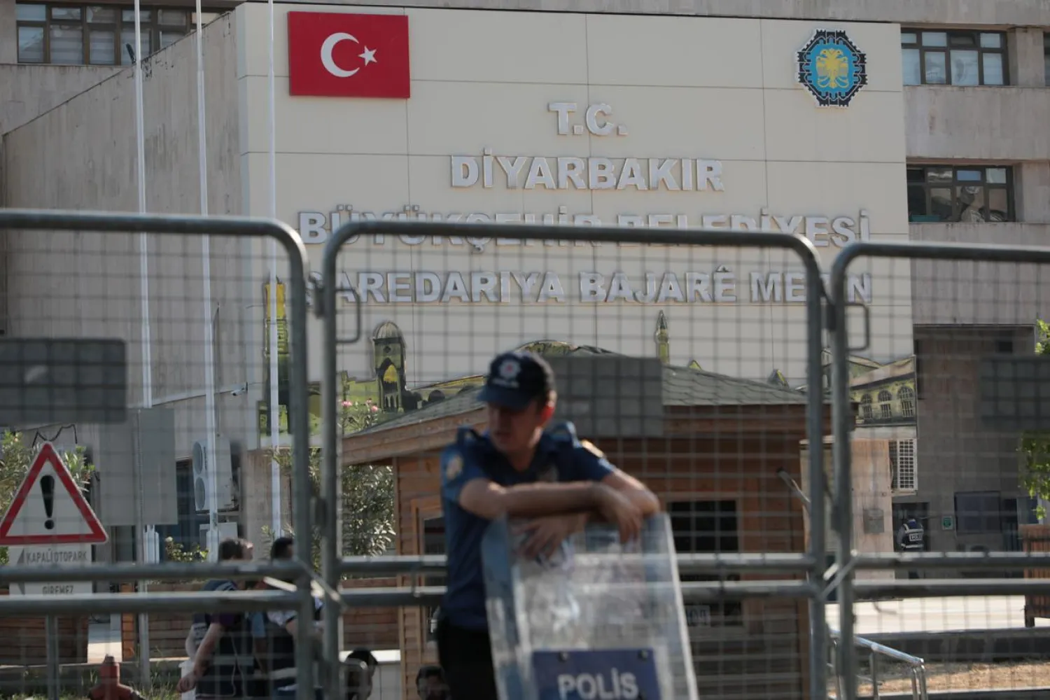 Turkish police stand guard in front of the Metropolitan Municipality headquarters in Diyarbakir, Turkey, August 19, 2019. (Reuters)