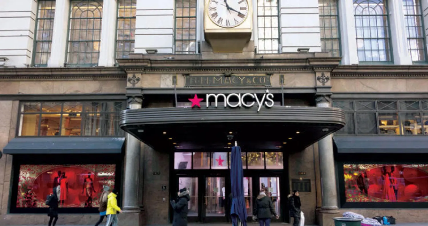 متسوقون أمام فرع من سلسلة المحلات المعروفة {ميسز} في مانهاتن بنيويورك ومازال الإنفاق الإستهلاكي قويا في أميركا رغم تراجع الإنفاق التجاري.(أ.ف.ب)