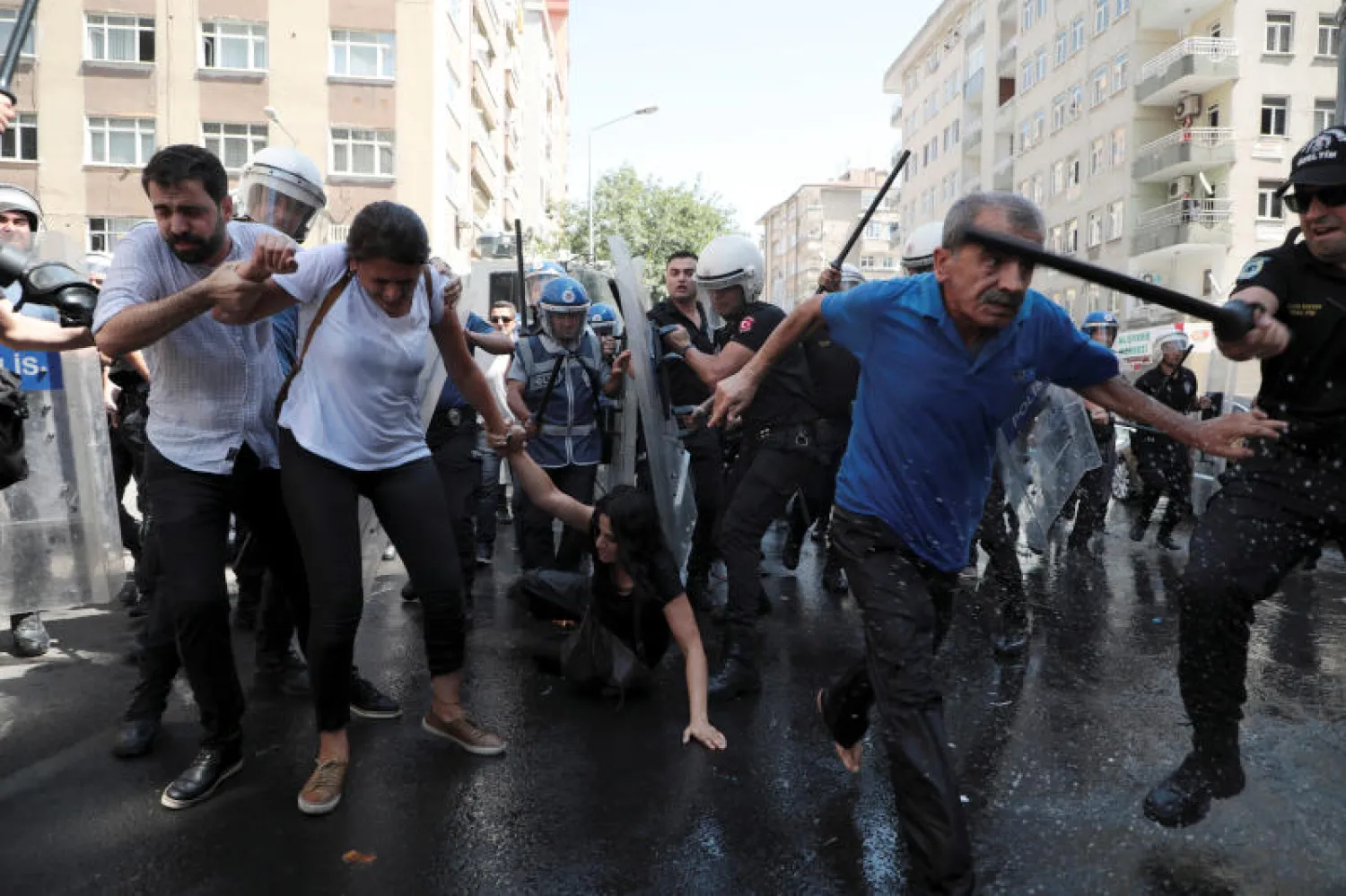 الشرطة التركية تقوم بتفريق متظاهرين بالعصي وخراطيم المياه (رويترز)