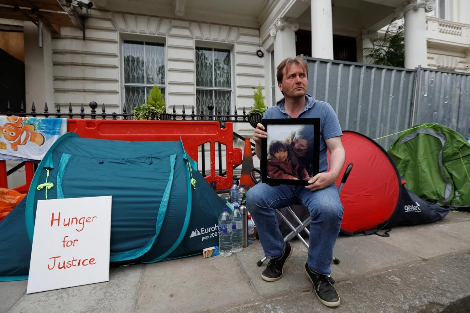 Richard Ratcliffe, the husband of jailed British-Iranian aid worker Nazanin Zaghari-Ratcliffe, outside of the Iranian Embassy in London, Britain, June 19, 2019. (Reuters)