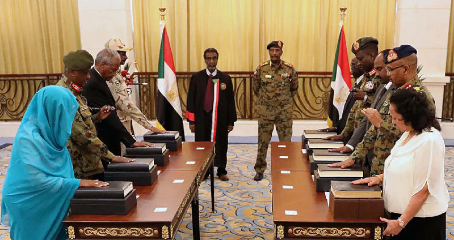 رئيس «المجلس السيادي» السوداني الفريق أول عبد الفتاح البرهان برفقة رئيس القضاء، أثناء أداء أعضاء المجلس اليمين في الخرطوم أمس. ودخل السودان مرحلة انتقالية جديدة مع بدء عمل المؤسسات إثر الاتفاق الذي أبرم بين المجلس العسكري (السابق) وقادة «قوى التغيير» (إ.ب.أ)