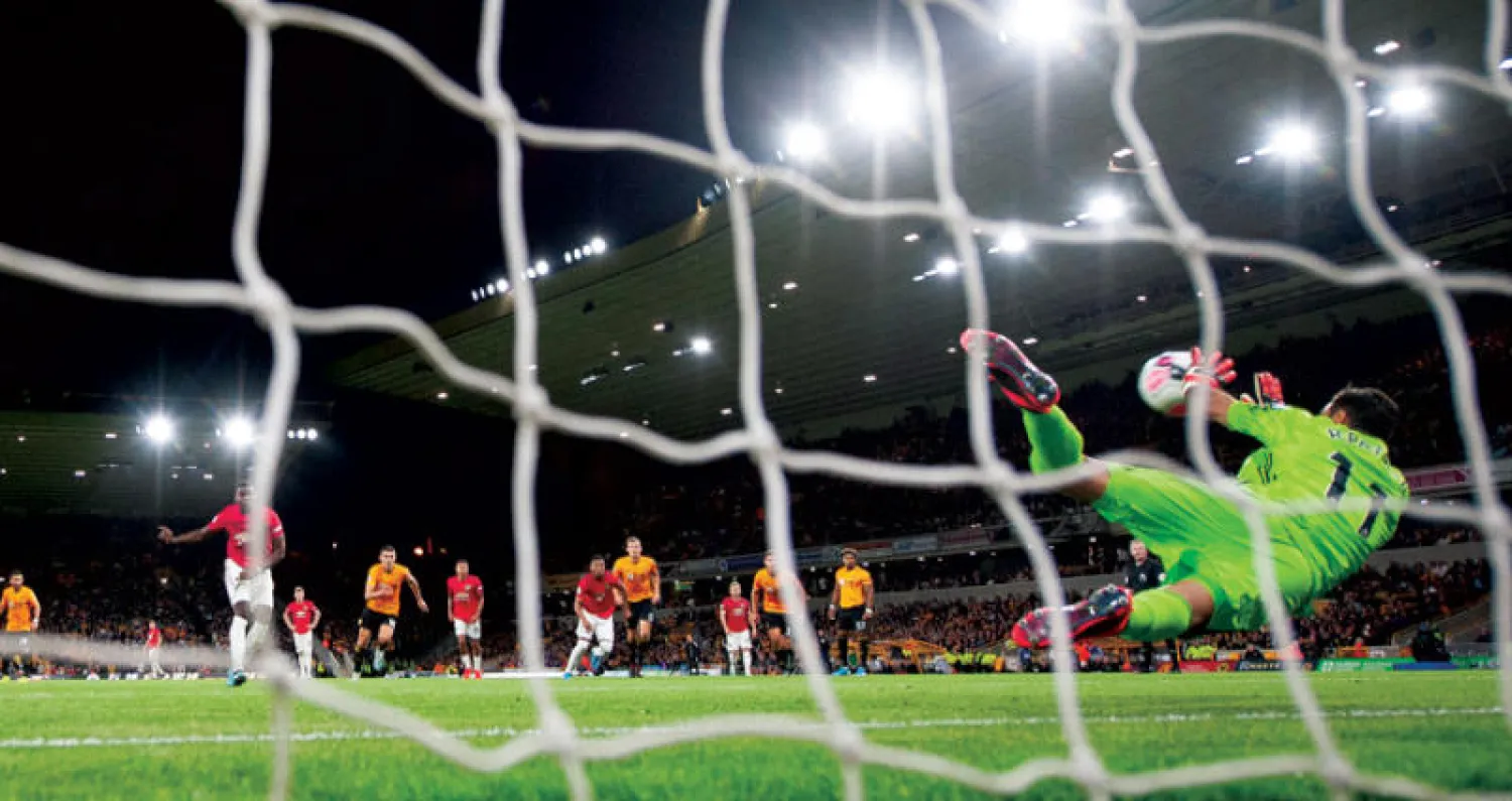 روي باتريسيو حارس وولفرهامبتون يتصدى لركلة الجزاء التي سددها بوغبا ليفرض التعادل مع يونايتد (إ.ب.أ)