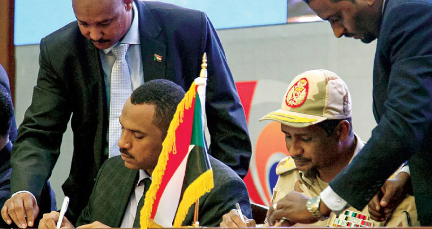 لحظة توقيع وثائق المرحلة الانتقالية يوم الاحد الماضي (أ.ف.ب)