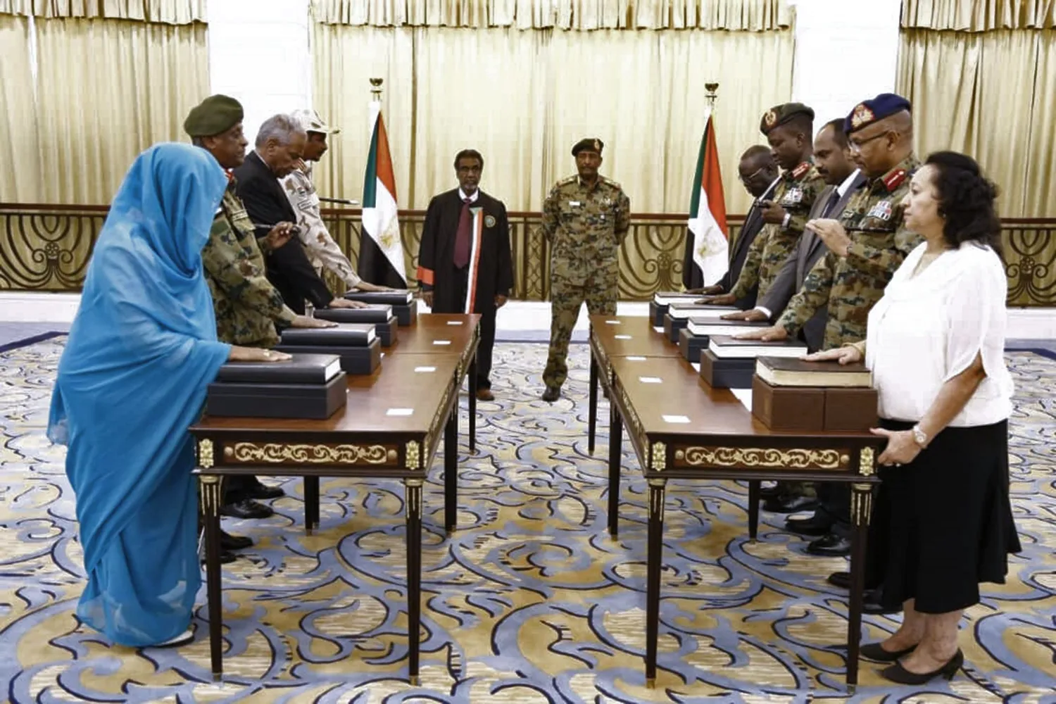 الفريق أول ركن عبد الفتاح البرهان يؤدي اليمين الدستورية أمام رئيس القضاء (إ.ب.أ)