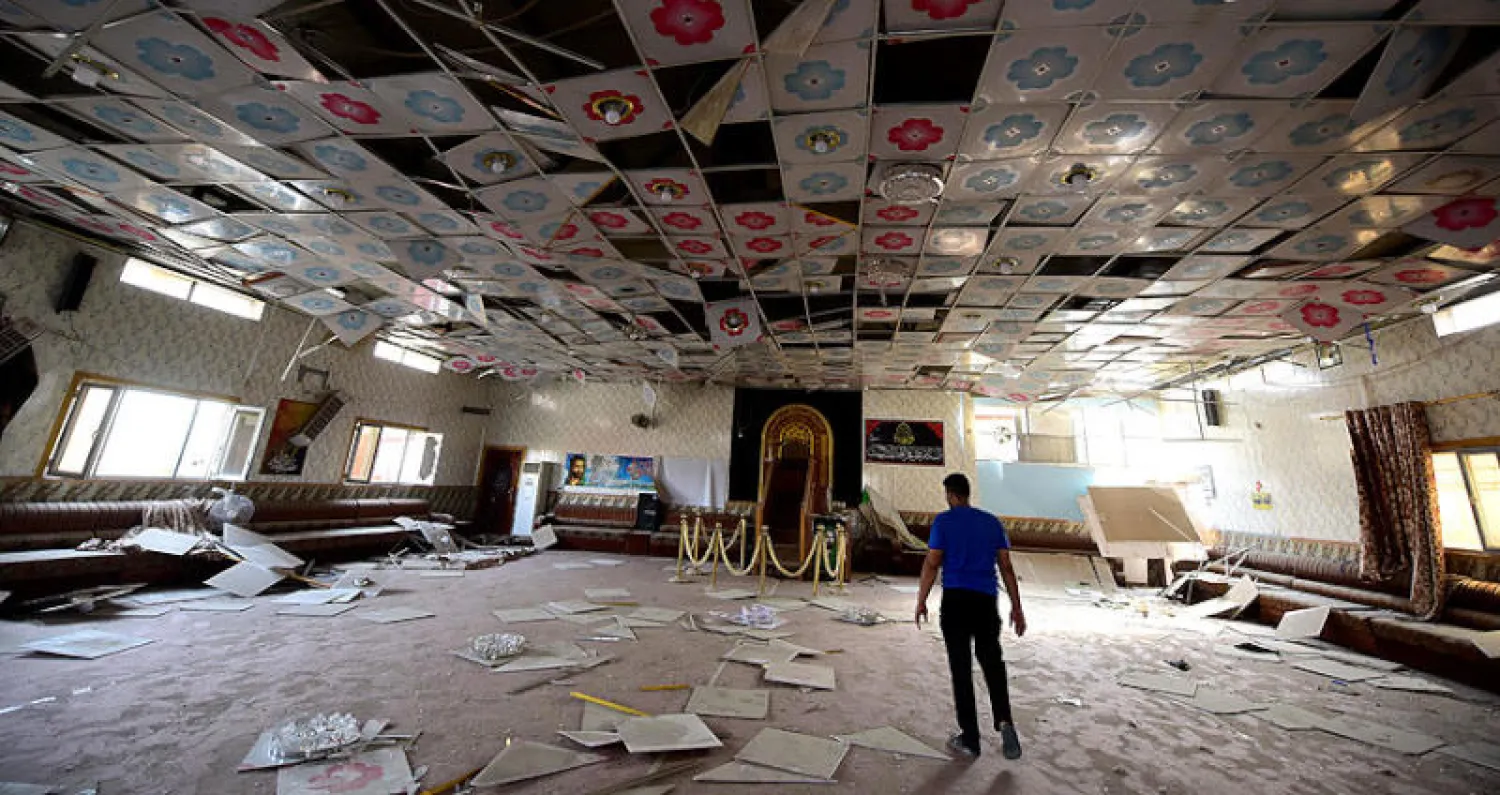 جانب من الدمار الذي لحق بأحد مساجد بغداد بعد انفجار استهدف أحد مقرات الحشد الشعبي الأسبوع الماضي (إ.ب.أ)