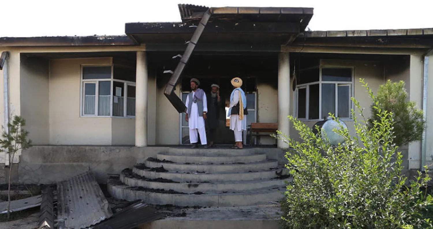 مدرسة للبنات يُزعم أن عناصر من حركة «طالبان» أحرقوها في ضاحية شاكردارة بالعاصمة كابل أول من أمس (إ.ب.أ)