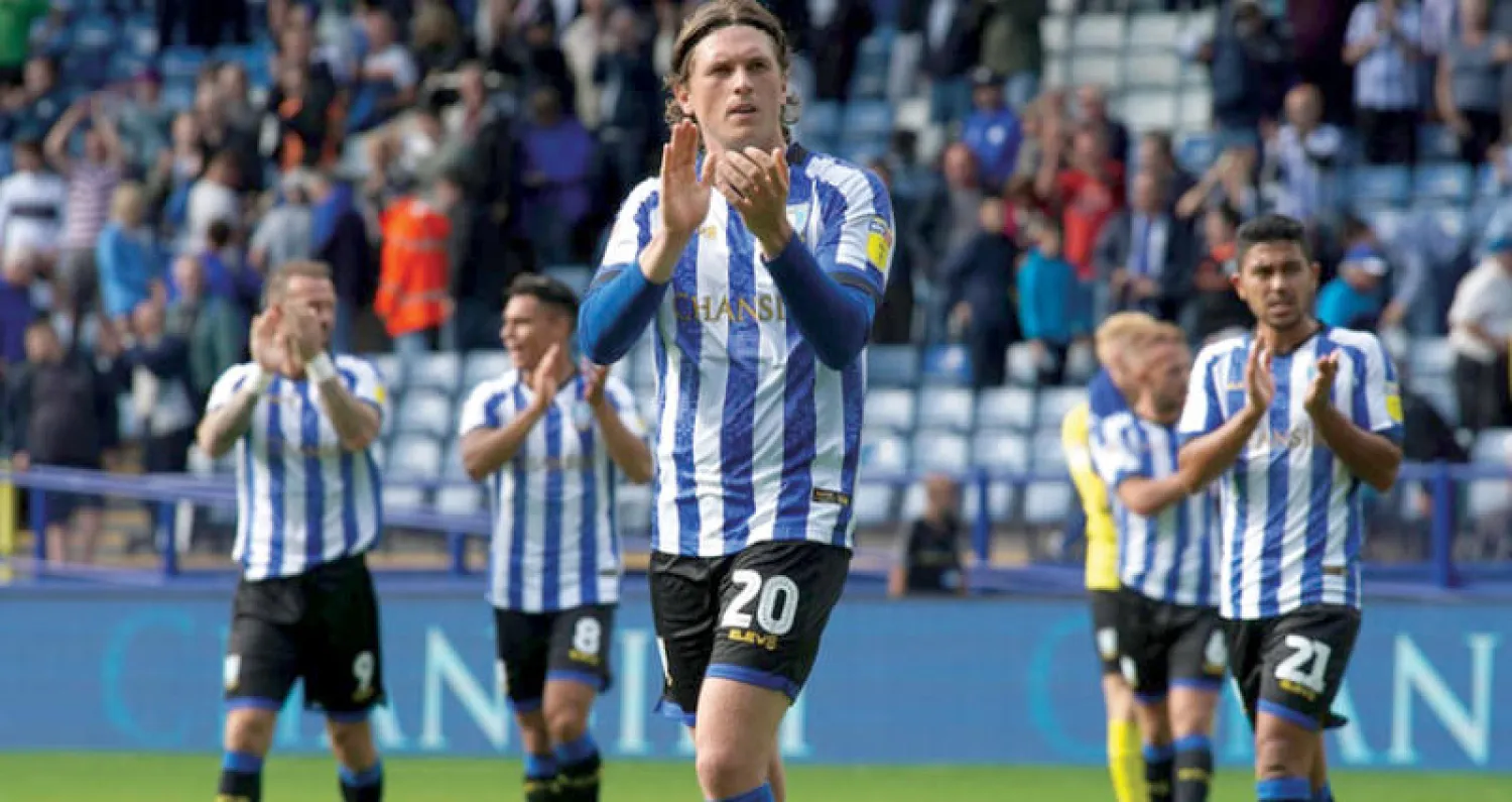 لاعبو شيفيلد وينزداي بعد الفوز على بارنلسي وقبل الهزيمة المفاجئة  على أرض ميلوول