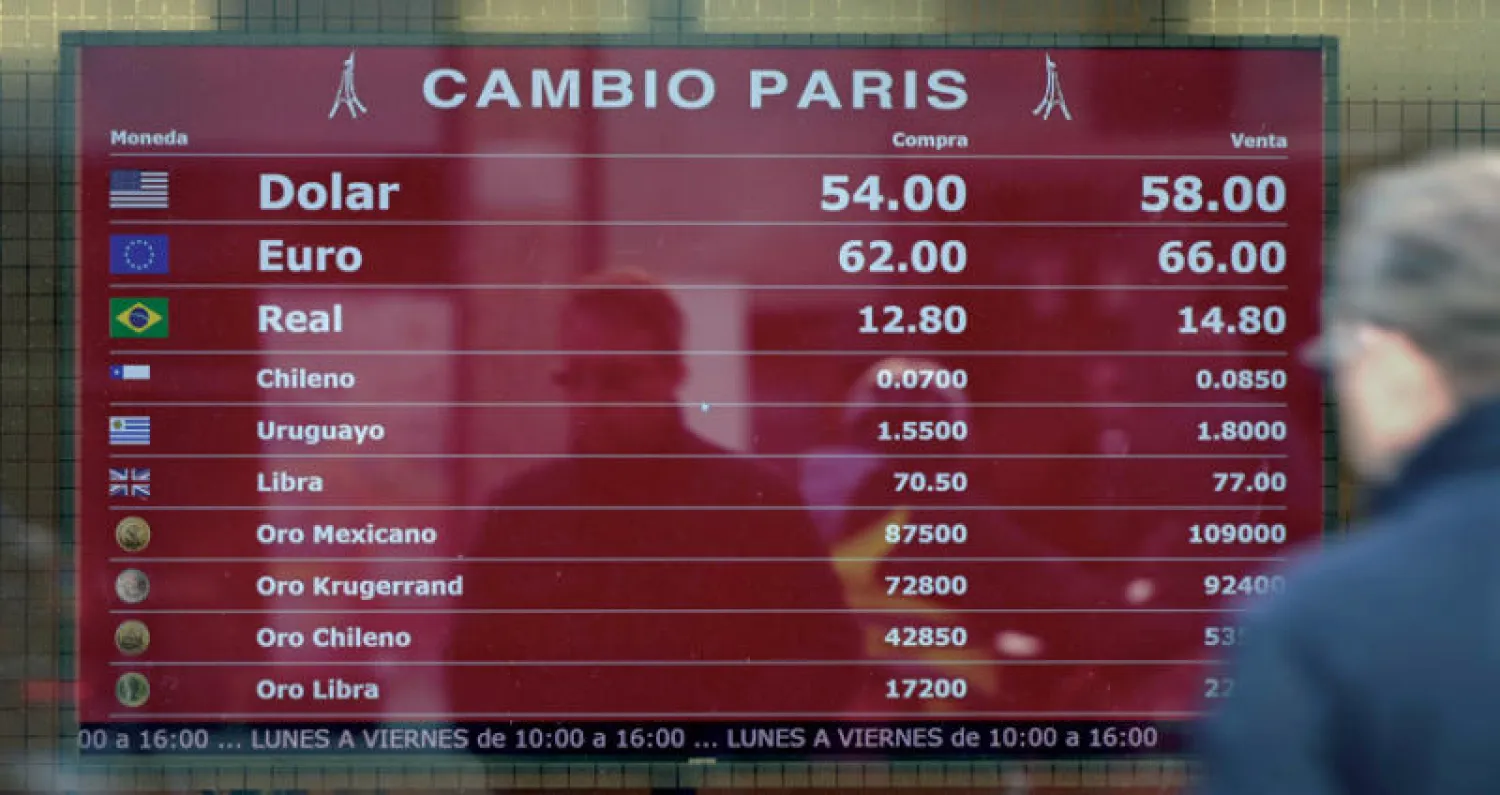 أسعار صرف البيزو الأرجنتيني في الحي المالي ببوينس آيريس (أ.ف.ب)