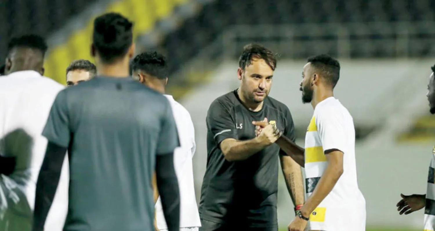 سييرا مع لاعبيه خلال التدريبات الأخيرة (الشرق الأوسط)