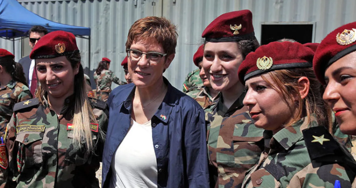 وزيرة الدفاع الألمانية أنيغريت كرامب - كارنباور مع مقاتلات من البيشمركة في أربيل أمس (أ.ف.ب)