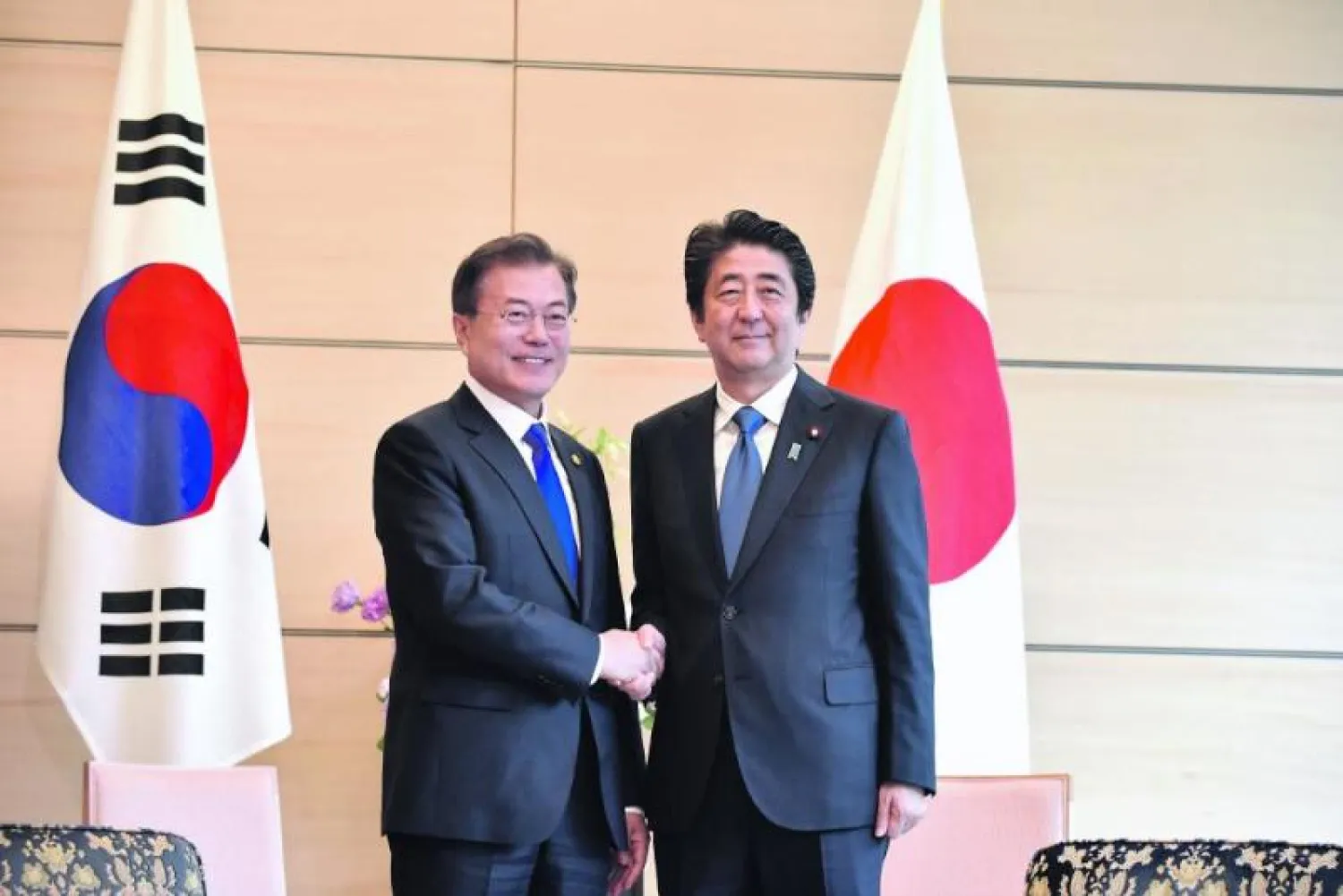 رئيس الوزراء الياباني شينزو آبي مع رئيس كوريا الجنوبية مون جيه-إن (أرشيف-رويترز)