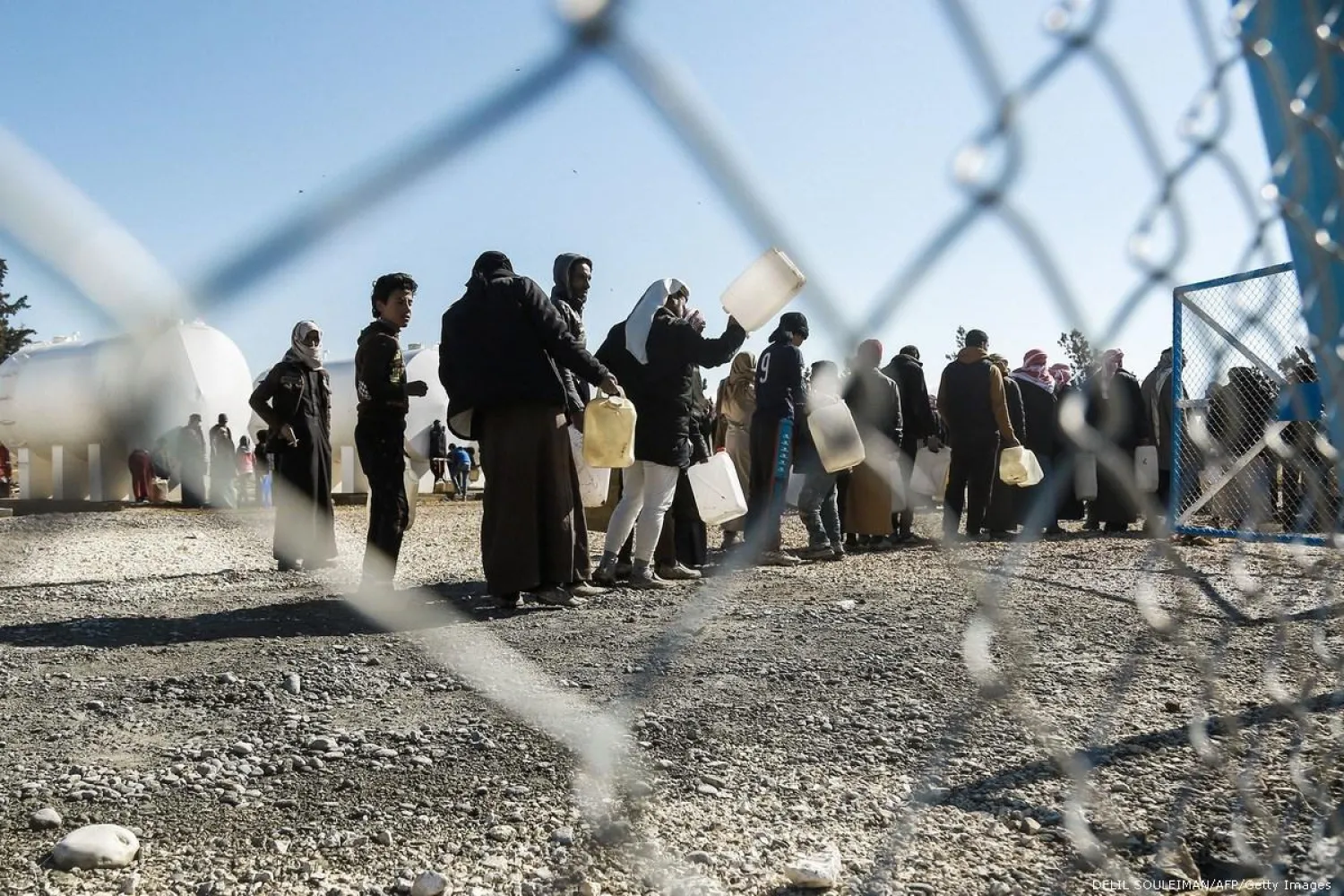 Refugees line up for water at Al-Hol refugee camp in Syria on 29 January 2017 [DELIL SOULEIMAN/AFP/Getty Images]