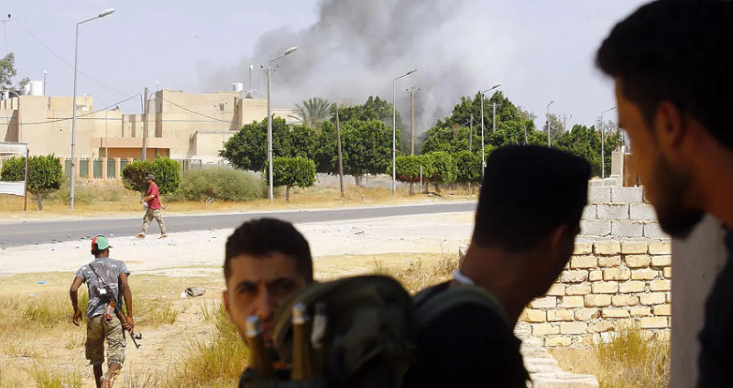 جانب من المعارك التي شهدتها منطقة السبيعة جنوب طرابلس أول من أمس (أ.ف.ب)